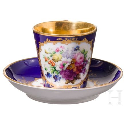 Tasse en porcelaine avec soucoupe, décorée de fleu