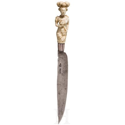 Couteau à manche en ivoire sculpté de manière figu