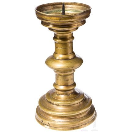 Un candeliere in ottone di Norimberga, del 1500 ci