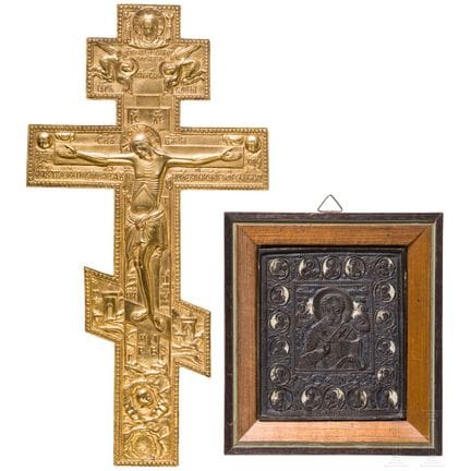 Un crucifix en laiton et une icône en laiton repré