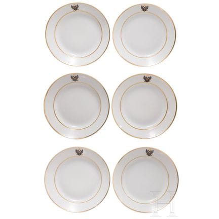 Ensemble de six assiettes en porcelaine ornées des