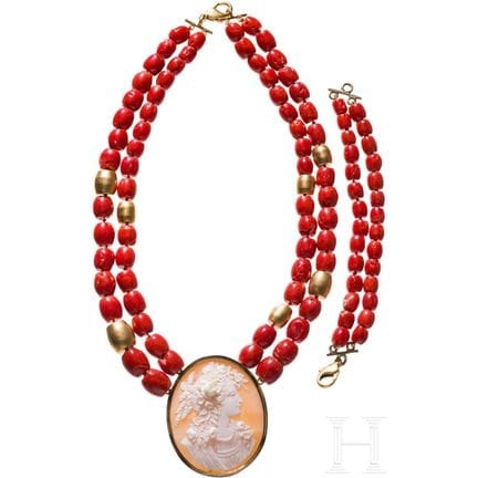 Bracciale in corallo con montatura in oro e ciondo