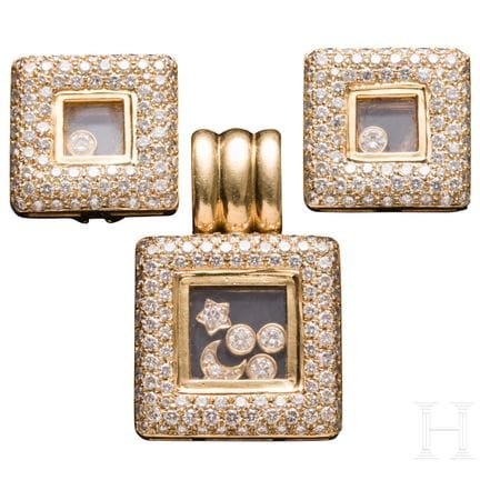 Un paio di orecchini e un ciondolo in oro 18 carat