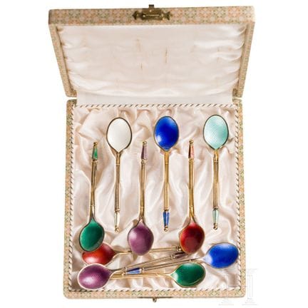 Dieci cucchiai danesi in argento dorato con smalto