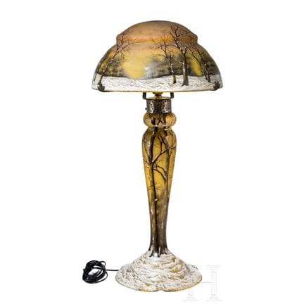 Una grande lampada da tavolo con paesaggio inverna