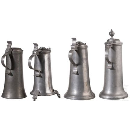 Conjunto de ocho jarras grandes de peltre del sur 
