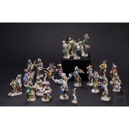21 figuras de porcelana y dos atriles de la Orques