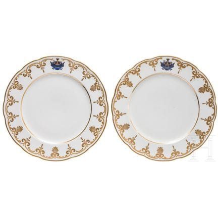 Deux assiettes en porcelaine arborant les armoirie