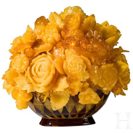 Un bouquet di fiori in ambra lituana con cestino  