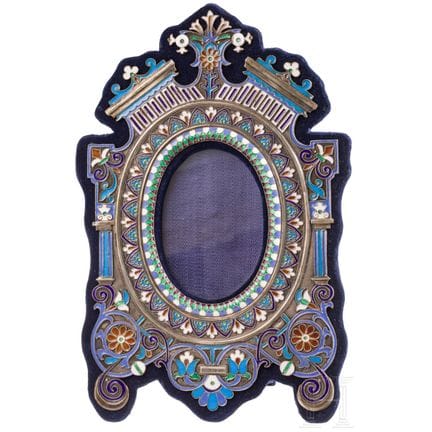 Cadre photo en bois orné de décor en argent et en 