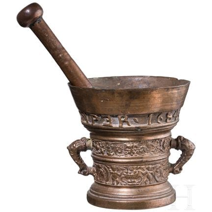 Un mortaio in bronzo, datato 1654  
Bronzo con una