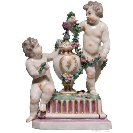 Gruppo di putti in porcellana “Girlandenwinder”, J