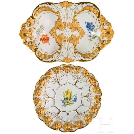 Un cuenco de porcelana y un plato pequeño de porce