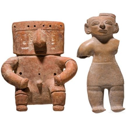 两尊前哥伦布时期的陶俑，金巴亚文化/厄瓜多尔，约公元1000—1500年。  
陶土。坐姿男性陶俑，