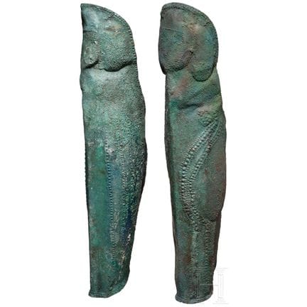 Deux jambières de forme anatomique, ornées de moti