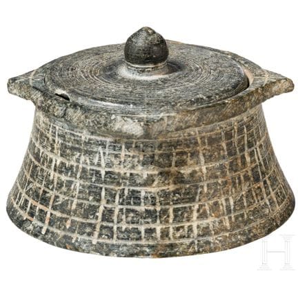 Pyx sumérienne en chlorite avec décor gravé, IIe m