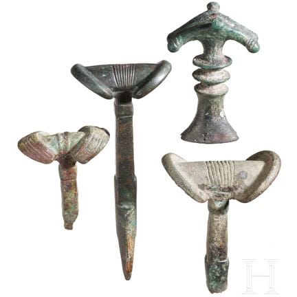 Quatre pommeaux d’épées en bronze, provenant des m