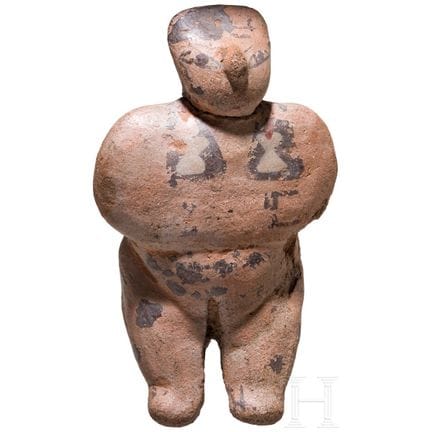 一件前哥伦布时期的陶塑，秘鲁，可能出自纳斯卡，3至8世纪  
陶土，彩绘。坐姿女性塑像，双手弯曲。头