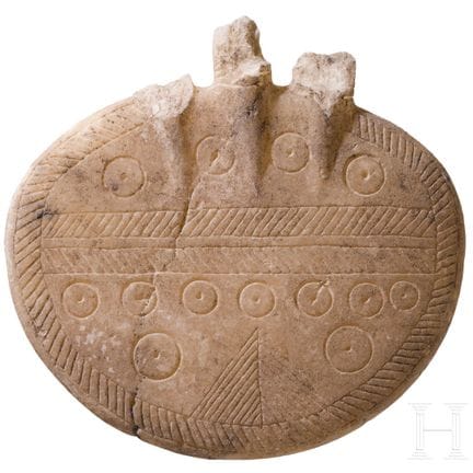 Disque d'albâtre orné de motifs gravés, fragment d