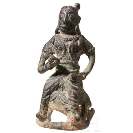 Statue en bronze représentant un homme assis, cult