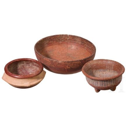 三只前哥伦布时期彩绘陶碗，可能产自厄瓜多尔卡尔奇省，公元800—1500年  
陶土制成，彩绘。其中