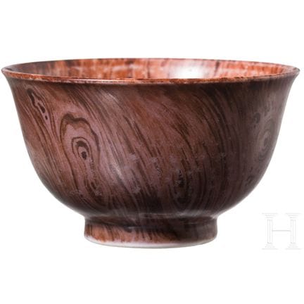 A wood-pattern glazed cup with a Qianlong mark, Ch