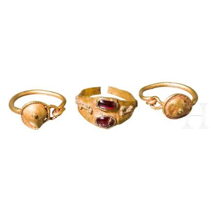 Une paire de boucles d'oreilles et une bague ornée