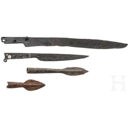 Épée à simple tranchant, couteau et deux pointes d