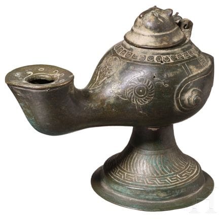 Lampe à huile en bronze décorée, seldjoukide, XIIe