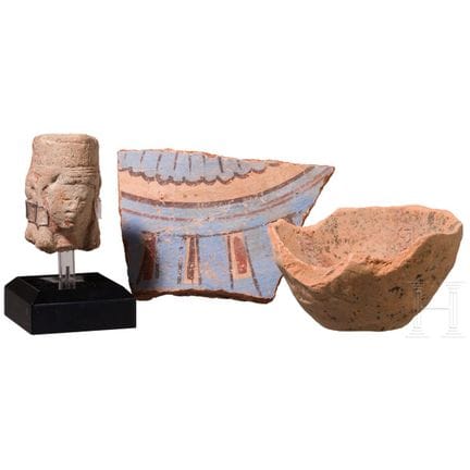 Deux fragments de poterie égyptienne antique et un