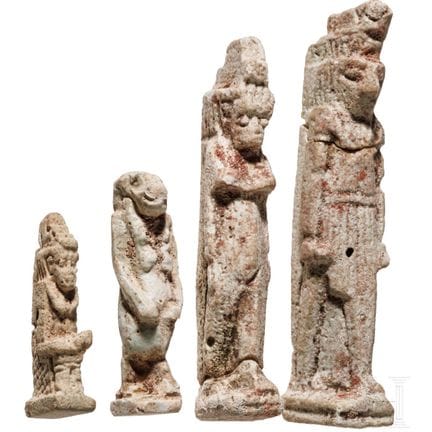 Quatre amulettes en faïence représentant des divin