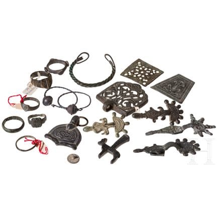 19 pieces of jewelry and fittings from Southeaster