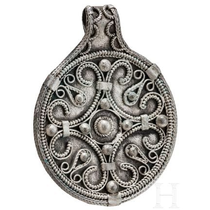 Round silver pendant with cross-shaped filigree, V