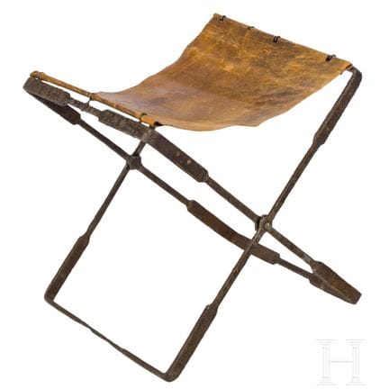 Chaise pliante romaine, en fer, avec incrustations