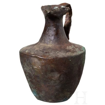 Cruche romaine, en bronze avec une anse en fer, II