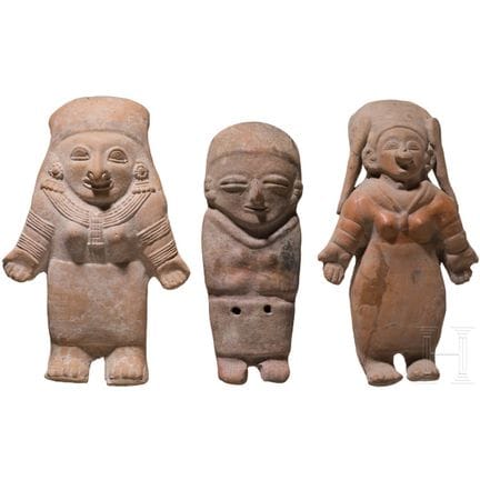 三尊大型前哥伦布时期女性陶俑，厄瓜多尔，约公元500—1500年。  
陶土制成，表面彩绘。三尊女性