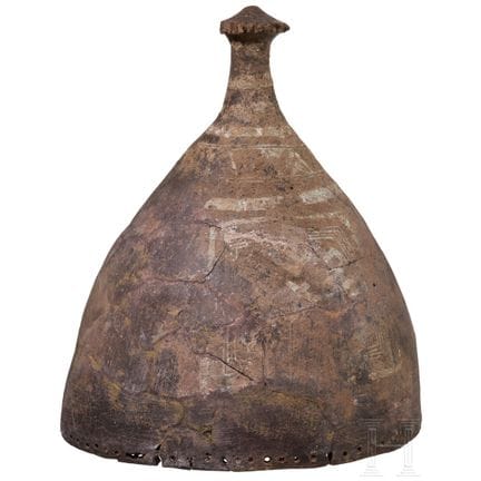 Imitation en argile peinte d’un casque à pommeau, 