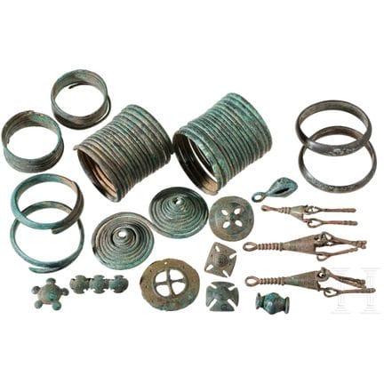 Early Iron Age complex with various bronze ornamen