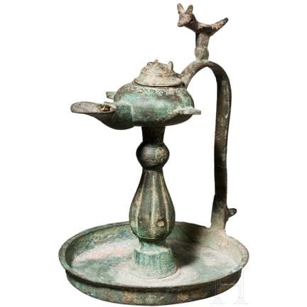Lampe à huile en bronze reposant sur un socle en f