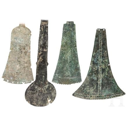 Quatre pièces d'harnais de cheval, régions orienta