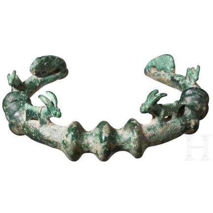Collier en bronze orné de motifs animaliers, Proch