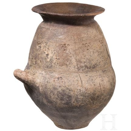 Urne à deux niveaux avec métopes, culture de Villa