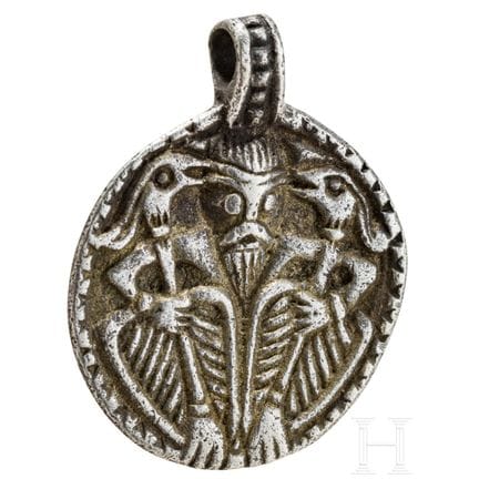 Round silver pendant depicting Thor with Hugin and