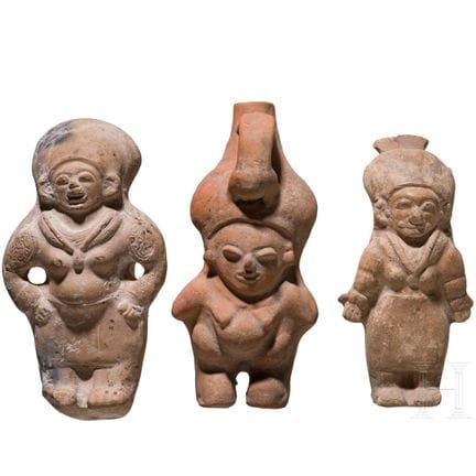 三尊大型前哥伦布时期女性陶俑，厄瓜多尔，约公元500—1500年。  
陶土制成，彩绘。 三尊女性陶