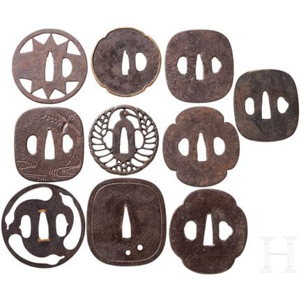 Un gruppo di dieci tsuba giapponesi in ferro, peri