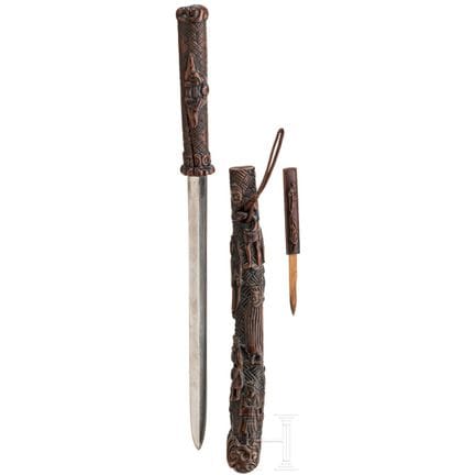 Una lama di yari giapponese con montature in legno