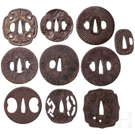 Un gruppo di dieci tsuba giapponesi in ferro, peri