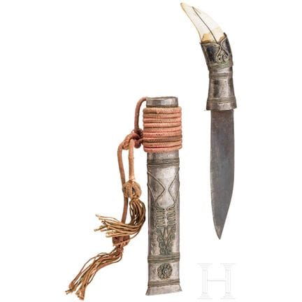 Un dha birmano con montatura in argento e impugnat