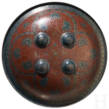 Scudo indiano a forma di pugno, Lahore, XIX secolo