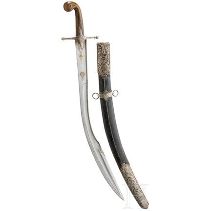 Un kilic otomano con montura de plata y empuñadura